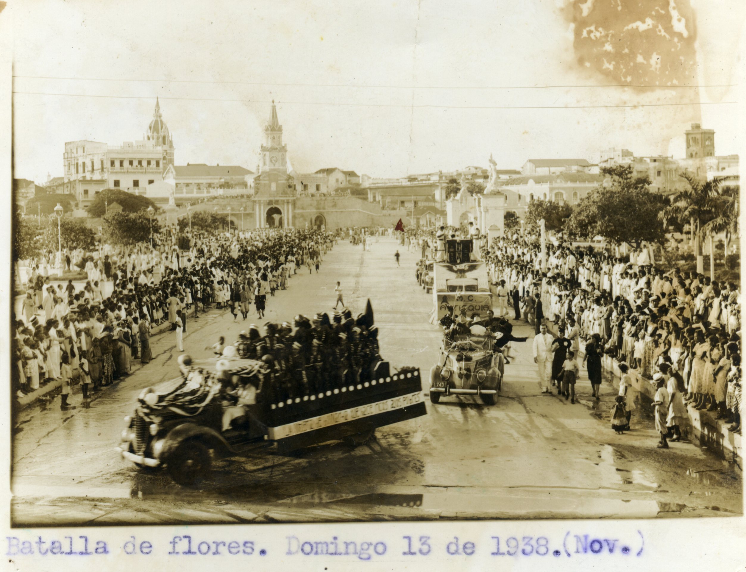 Batalla de Flores en el Camellón de los Mártires durante las celebraciones del 11 de noviembre (1915).