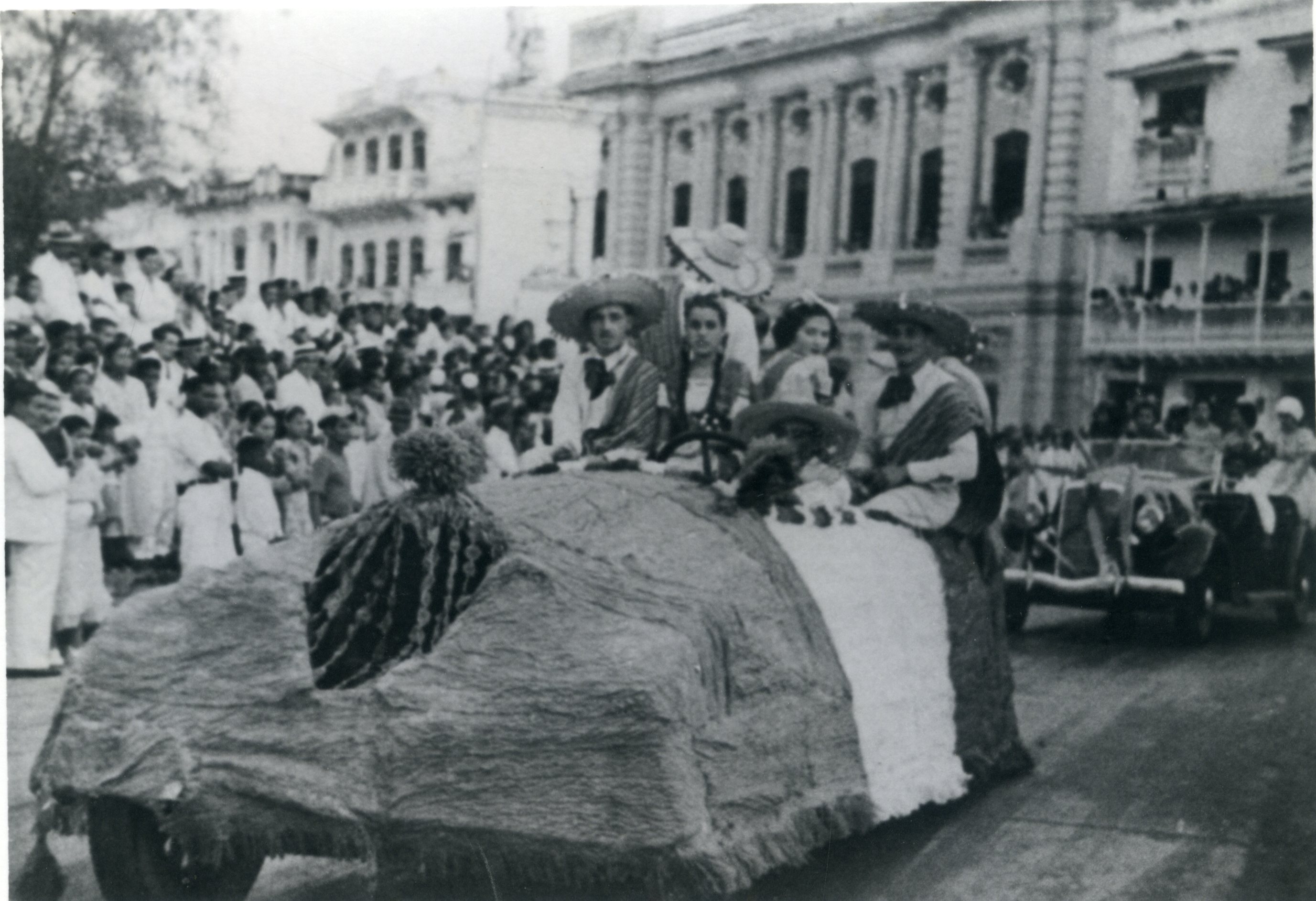 Carroza de la familia Paz Arrázola, al fondo el antiguo Club Cartagena (1948).