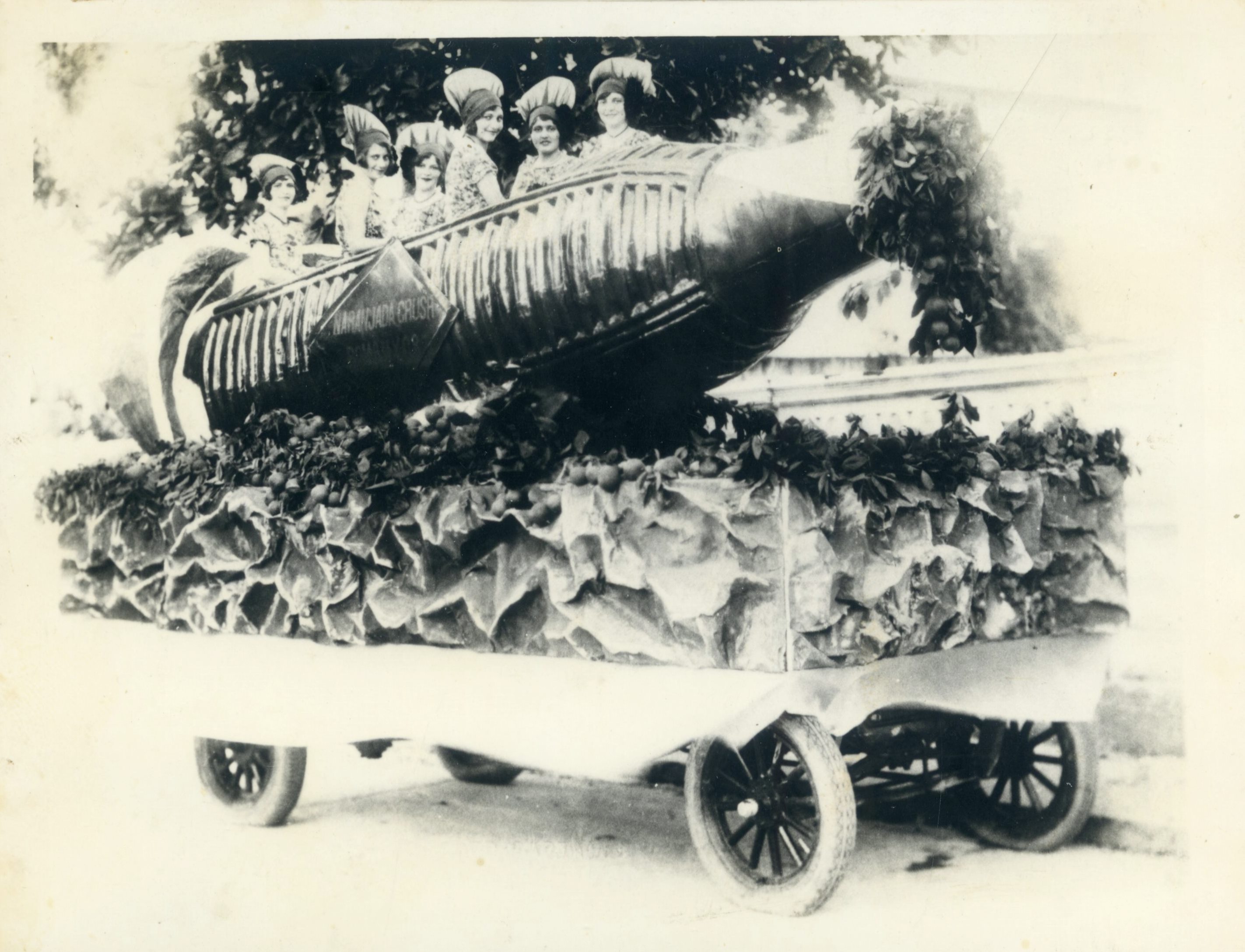 Desfile del 11 de noviembre, carroza de "Naranjada Crush" (1925). 